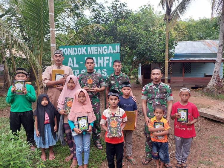 Melalui Bulan Penuh Berkah, Satgas Yonif 123/RW Bagikan Al-qur&rsquo;an di Wilayah Perbatasan