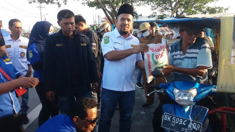 Karang Taruna Medan & Belawan Bagi Sembako Ke Tukang Betor Dirangkai Berbuka Puasa