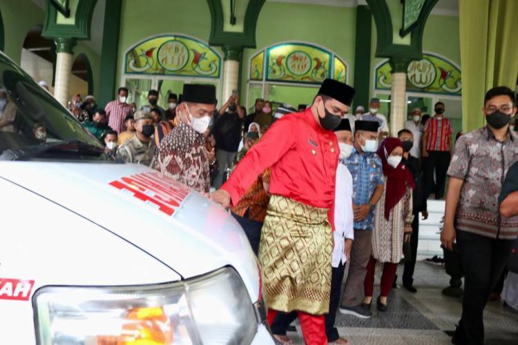 Wali Kota Medan Salurkan Bantuan Ambulans Umat pada BKM Ar-Raudhah