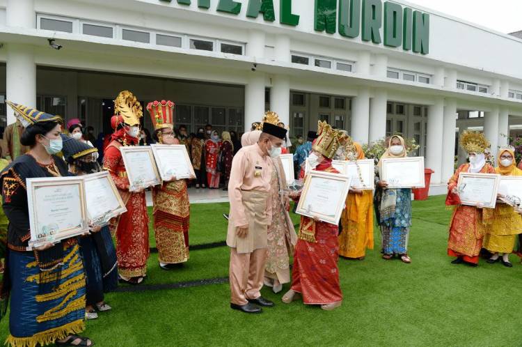 Edy Rahmayadi Serahkan Penghargaan Kepada 33 Perempuan Berjasa dan Berprestasi