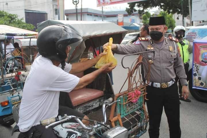 Satlantas Polres Labuhanbatu Bagikan Takjil dan Masker ke Pengguna Jalan