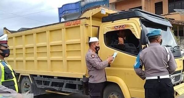 Polsek Panai Tengah Berbagi Takzil dan Masker ke Pengguna Jalan