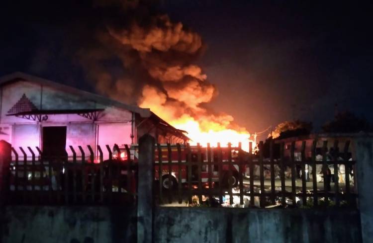 Rumah Terbakar,  Terpaksa Menumpang Rumah Tetangga