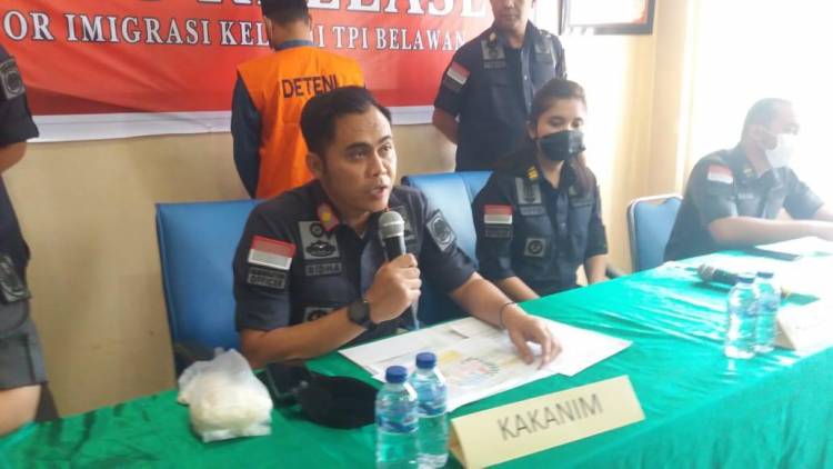 WNA Nepal Penjual Pisang Diamankan Petugas Imigrasi Belawan