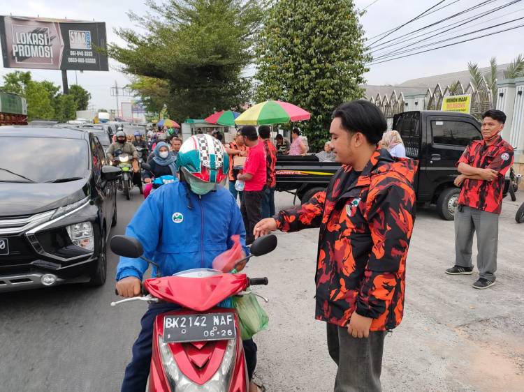 Pemuda Pancasila Tebingtinggi Bagi Takjil Gratis  Di Bulan Ramadan
