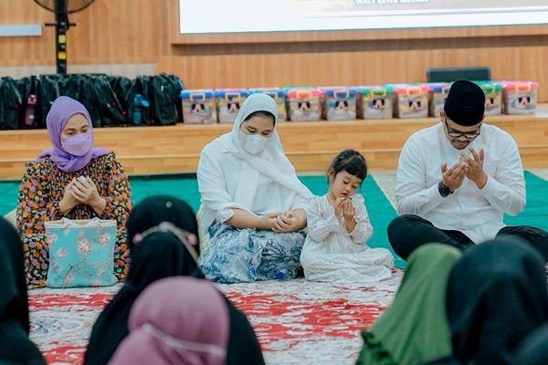 Bobby Nasution Bersama Ketua TP PKK Santuni Anak Yatim