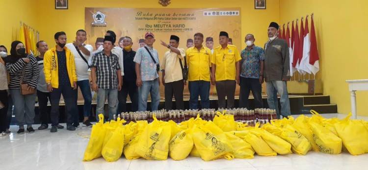 Jelang Hari Raya Idul Fitri 1443 Hijriah, Ketua DPD Partai Golkar Deli Serdang Bagikan Paket Lebaran