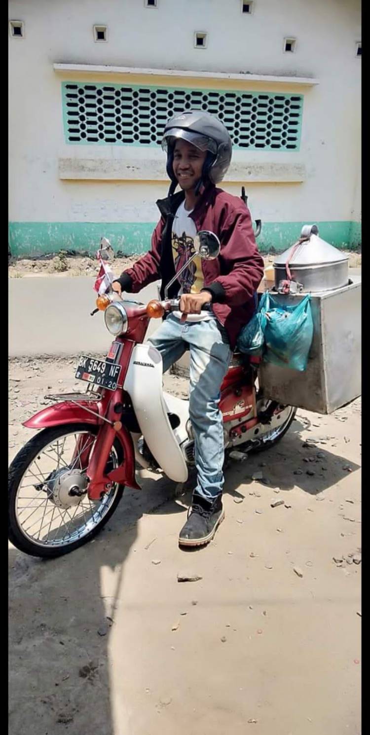 Pengusaha Muda, Edi Sutrisno Penjual Bakso Tusuk Keliling,Kini Semakin Sukses