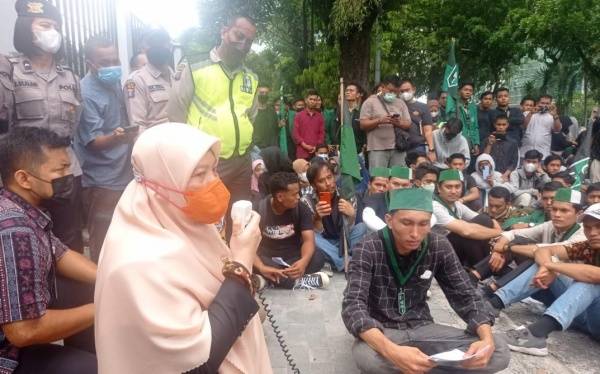 Tolak  Kenaikan Sembako dan BBM, Kelompok Cipayung Plus Demo di Gedung DPRD
