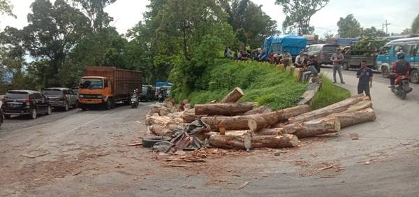 Tak Kuat  Menikung, Truk Muatan Kayu Terguling Sebabkan Kemacetan di Jalan Medan- Berastagi