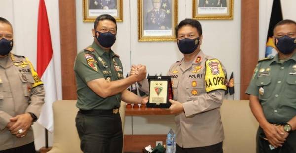 Kapolda Jatim Sambut Hangat Kunjungan Kehormatan Pangdiv II Kostrad
