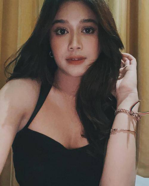 Berpose Julur Lidah dengan Dress Hitam Brisia Jodie Tampak Mempesona