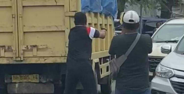 Ditengah Keramaian Video Seorang Pria Berpakaian Preman Dorkan Senjatanya