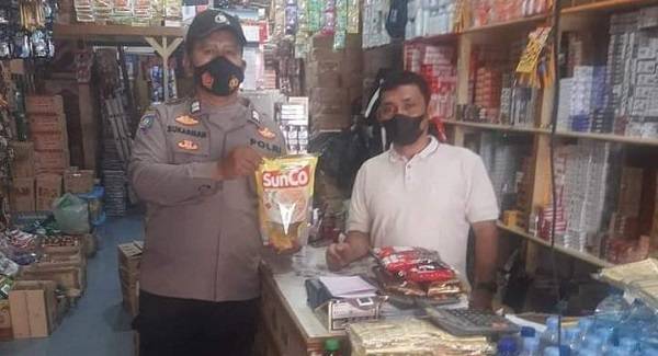 Hari Raya Idul Fitri Semakin Dekat, Bhabinkamtibmas di Padangsidempuan Monitoring Minyak Goreng di Toko Sembako