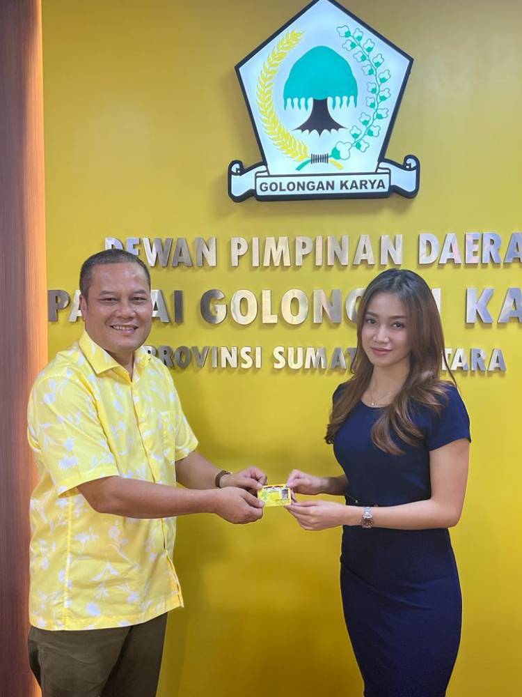 Mantapkan Hati Model Cantik Aisyah Maharani Resmi Berlabuh Ke Partai Golkar