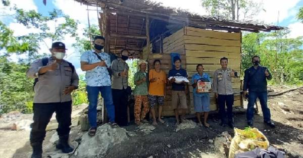 Polsek Gunungsitoli Alo&rsquo;oa Berikan Tali Asih kepada Warga Kurang Mampu