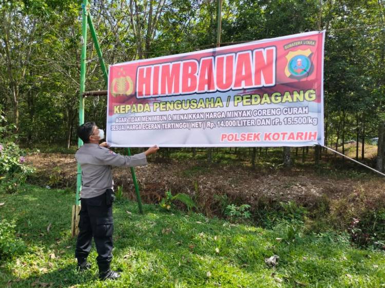 Polsek Kotarih Pasang Spanduk Himbau Pedagang Jual Migor Sesuai HET
