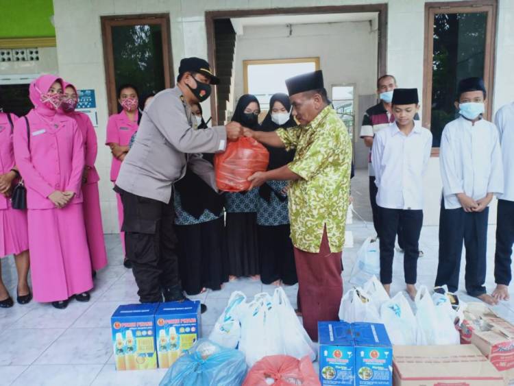 Peduli Akan Sesama Kompol Rona Tambunan Bersama Jajaran Berbagi Sembako ke Panti Asuhan