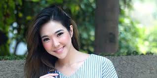 Kenakan Bra Abu-Abu Dipantai, Pesona Gisella Bikin Membekas di Hati!
