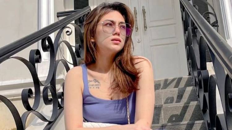 Meski Telah Kepala Tiga Pesonanya Tetap Selalu Memikat, Berikut 5 Potret Celine Evangelista