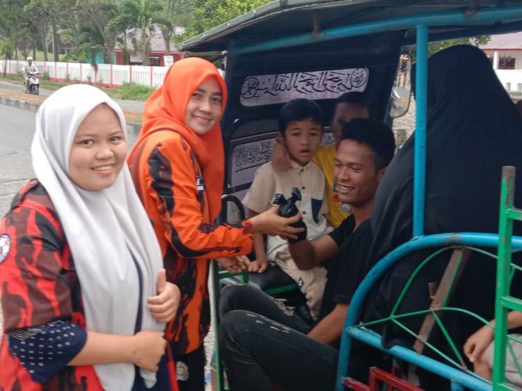 Berbagi Antar Sesama Dibulan Ramadhan, DPC Srikandi PP Madina Berbagi Takjil Dengan Masyarakat