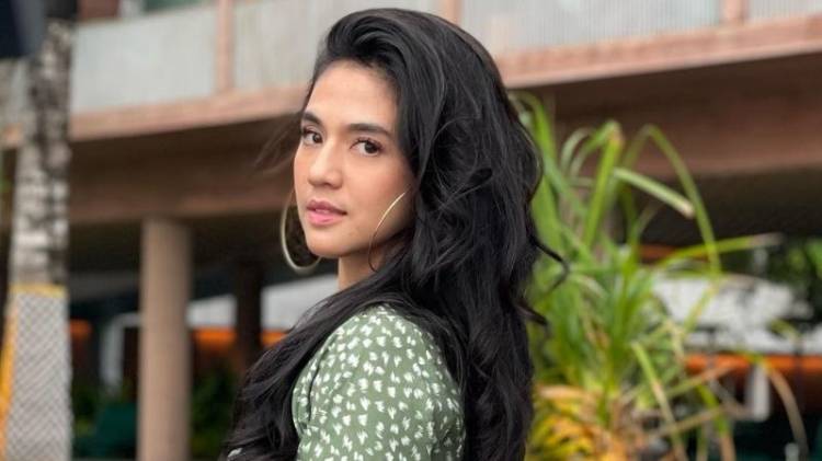 Bergaya Seksi Kenakan Dress Mini, Pesona DJ Una Auto Bikin Panas Dingin