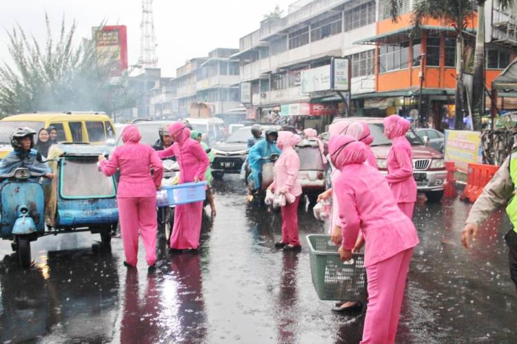 Polres Padangsidimpuan Bersama Bhayangkari Adakan Pembagian Takjil Gratis
