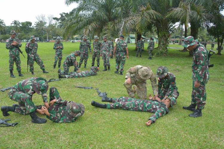 Prajurit Yonif Raider 100/PS Bersama Tim MTT SFAB US Army Latihkan "Tactical Combat Casualty Care