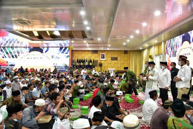 Guru Madrasah Terharu Diundang Gubernur Sumatera Utara Buka Puasa Bersama