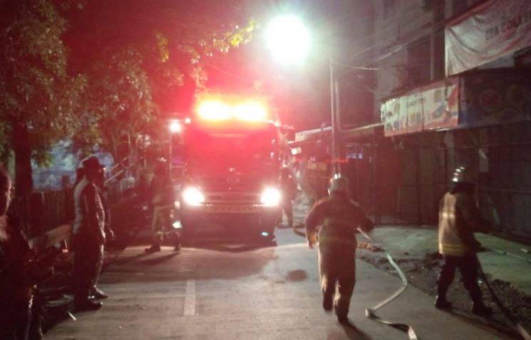 Di Jam Sahur, Ruko Dua Lantai Hangus Terbakar Dilalap Sijago Merah