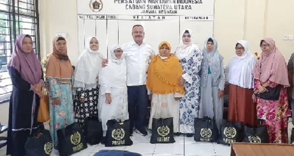 Ketua PWI & IKWI Sumut Serahkan Bantuan Sembako kepada Warakauri