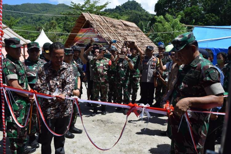 Tingkatkan Kesehatan Pengungsi di Aboru, Kodam Pattimura Resmikan Sarana MCK