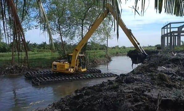 Salah Satu Program Prioritas, Dinas PU Kota Medan Lakukan Pembersihan Parit AMD dan MUDP