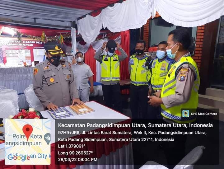 Wakapolres Serahkan Bekal Logistik Untuk Personil Yang Berada Di Pos PAM Ops Ketupat Toba