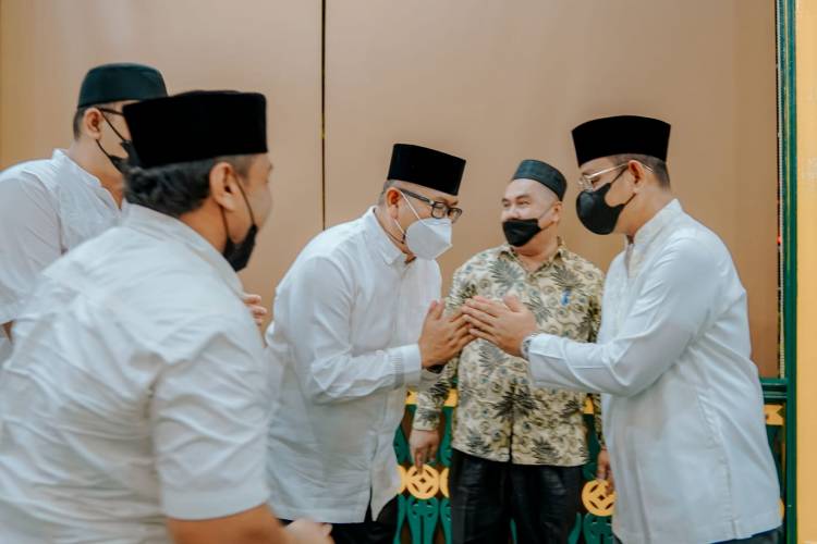 Sholat tarawih berjamaah di Pendopo Rumah Dinas Wali Kota Medan
