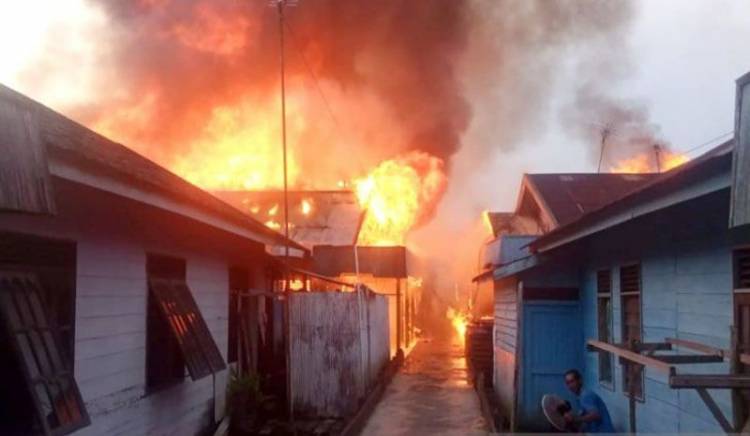 Kobaran Sijago Merah Lahap Delapan Rumah Di Permukiman Padat Penduduk