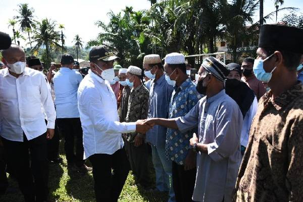 Gubernur Edy Rahmayadi Bagikan Paket Sembako ke Warga di Madina dan Palas