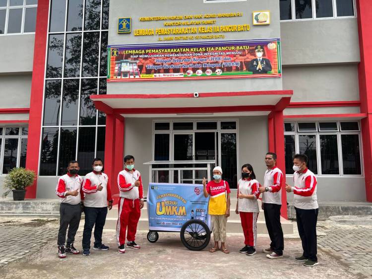 Dukung UMKM, Lapas Pancurbatu Berikan Gerobak Gorengan ke Warga