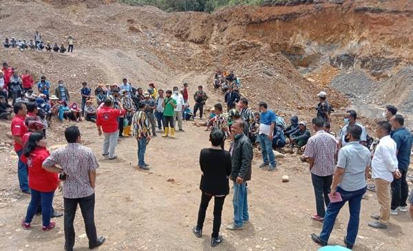 Ratusan Warga Hentikan Kegiatan Tambang di Toba