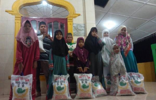 Puluhan Anak Pengajian Terima Bantuan dari Kacabjari Pancurbatu