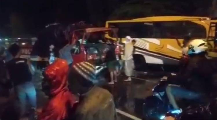 Dubrakkk!! Dua kendaraan 'Adu Banteng' Hingga Alami Ringsek di Bagian Depan