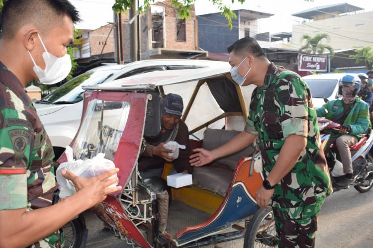 Kajasdam I/BB  Bersama Ibu dan Prajurit Bagi 1000 Takjil Jalan Raya