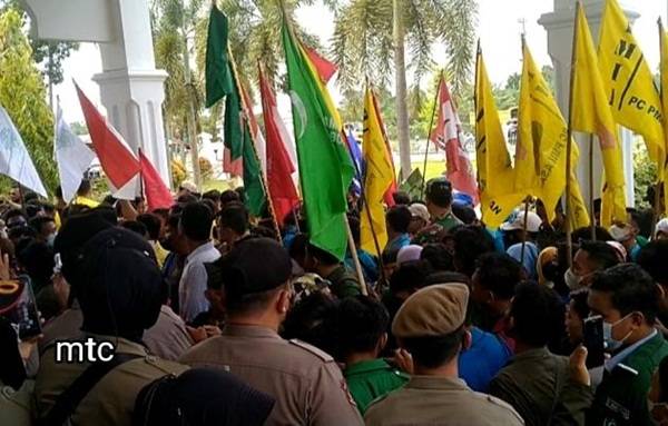 Ratusan Mahasiswa Kelompok Cipayung Plus Asahan Geruduk DPRD Asahan