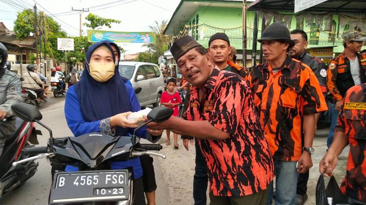 Jelang Buka Puasa, PAC PP DK. P. Simalingkar Berbagi 300 Takjil