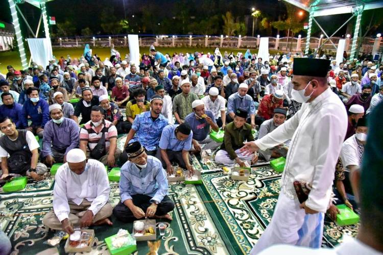 Gubsu Buka Puasa Bersama Abang Becak, Bilal Mayit dan Penggali Kubur