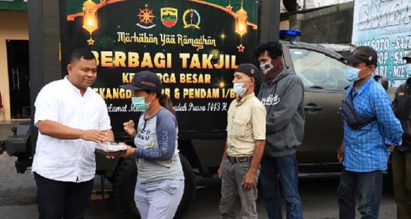 Pendam dan Bekangdam I/BB Bagikan Takjil di Depan Media Center