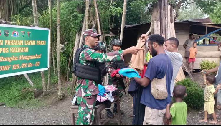 YONIF 126/KC Pos Kalimao Bagikan Pakain Layak Pakai
