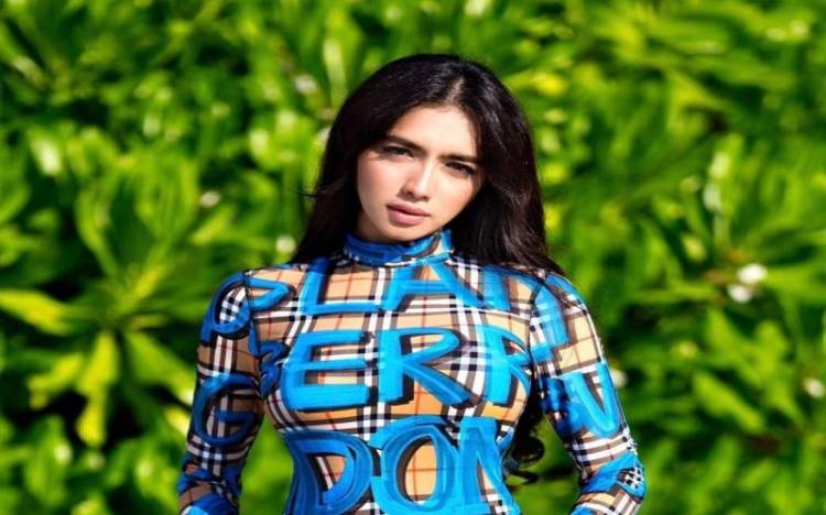 Kenakan Dress Merah Bolong-Bolong, Angel Karamoy Tampil Hot di Esports Star Indonesia Season 3