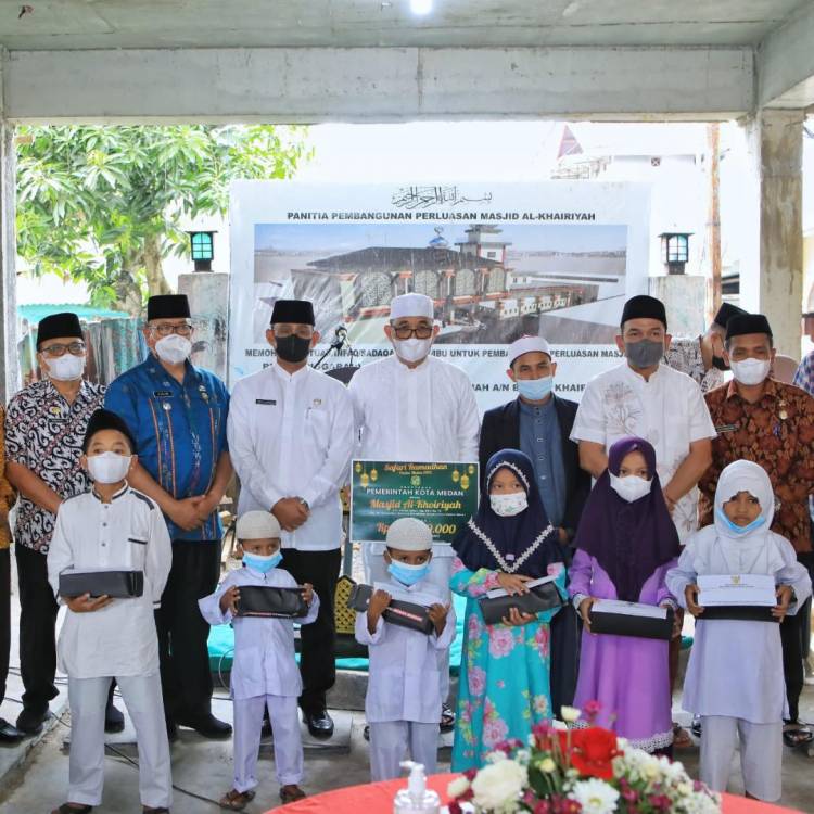 Gelar Safari Ramadhan, Pemko Medan Santuni Anak Yatim Piatu dan Beri Bantuan Untuk Masjid Al Khairiyah