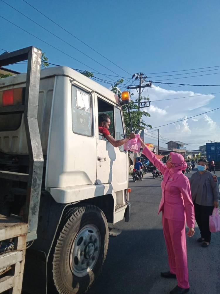 Menjelang Berbuka Puasa Polres Pelabuhan Belawan & Bhayangkari Berbagi Takjil